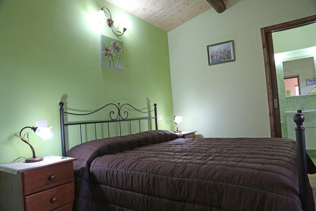 Etma Bed and Breakfast SantʼAlfio Værelse billede